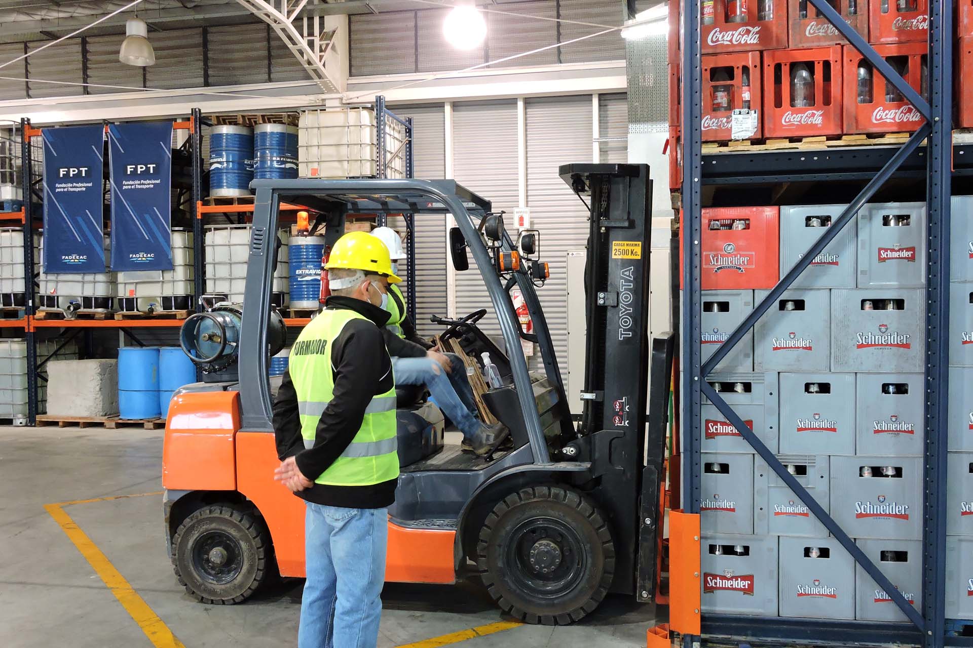 Técnico revisando autoelevador en depósito